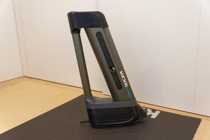 自転車前部を自動昇降させる「KICKR CLIMB」