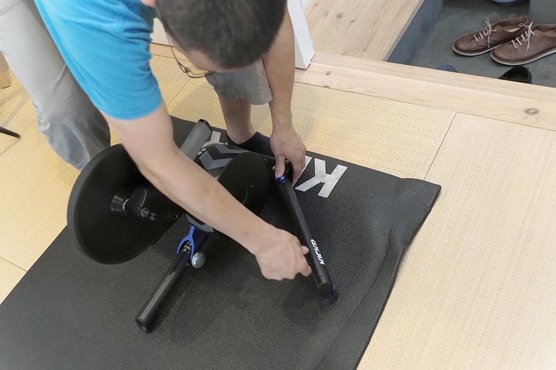 KICKRをセット。かなり重いので扱いには注意しよう