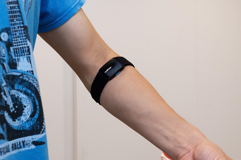 マジックテープのベルトで腕に巻くだけの簡単な仕組み。素早く着脱できる