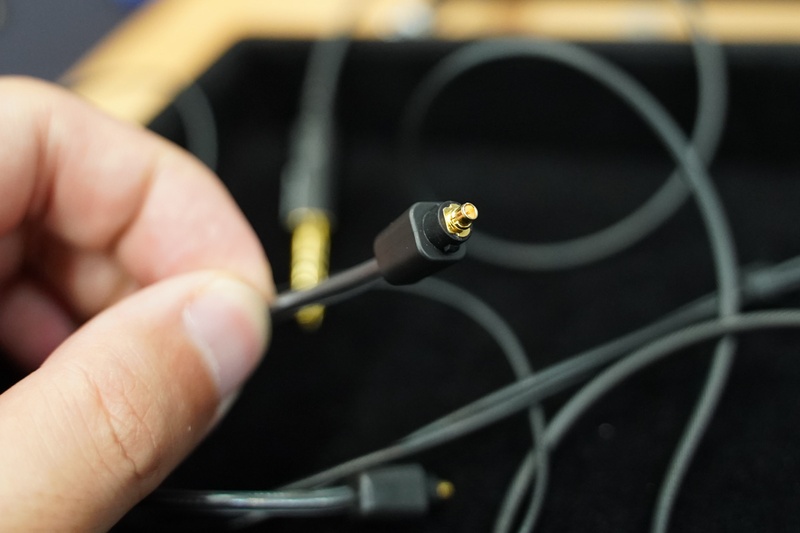 バランス接続ケーブルも発売を予定している