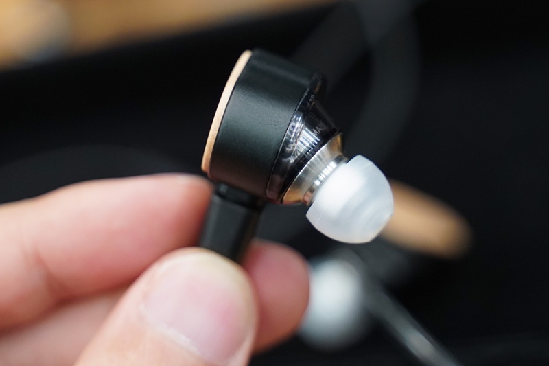 内部のステンレスコアユニットが透けて見えている