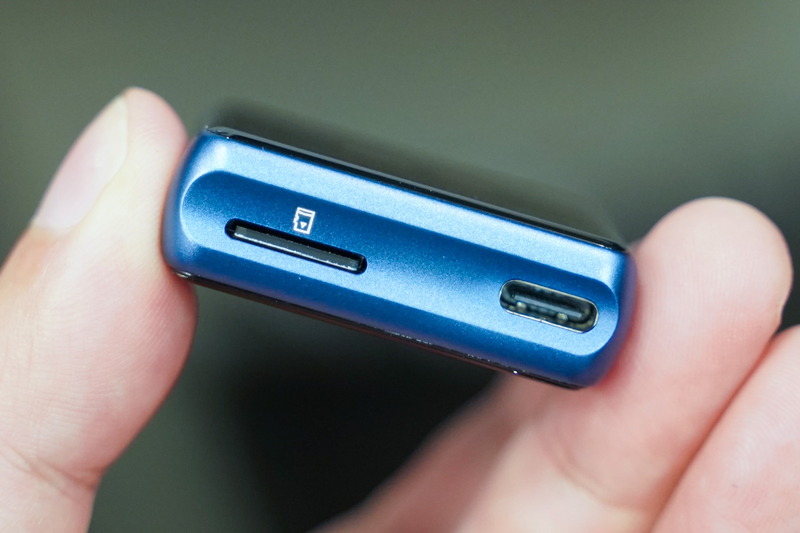 底部にmicroSDカードスロット