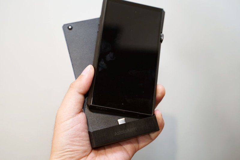 SP1000にSP1000 AMPを取り付けているところ