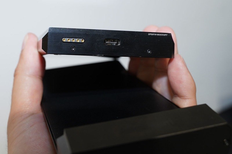 SP1000にSP1000 AMPを取り付けているところ