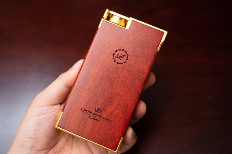 天然木を使ったバックパネルも採用