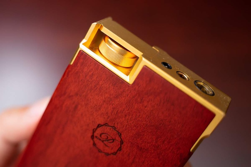 上部の右端にはボリュームノブを備えている