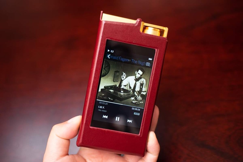 レザーケースも付属している。装着したままでも操作や端子へアクセス可能だ