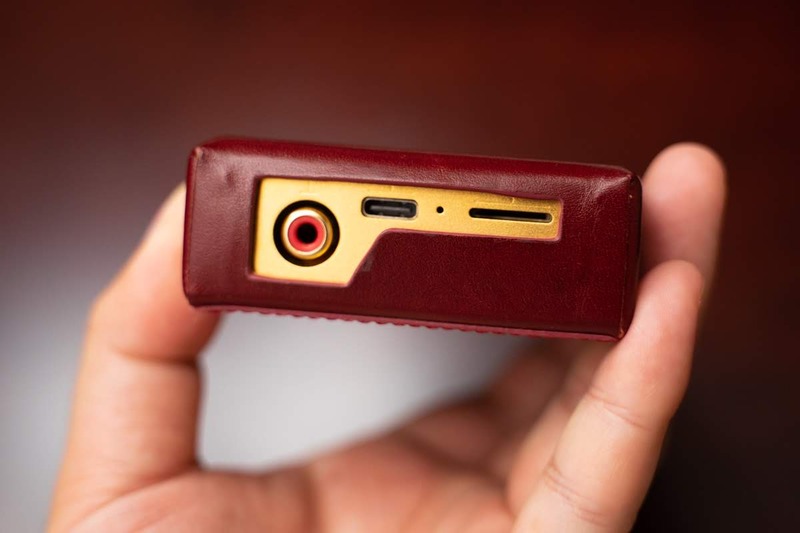 レザーケースも付属している。装着したままでも操作や端子へアクセス可能だ