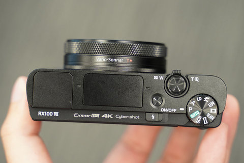 ソニー、秒間20コマ連写を実現した「RX100 VII」“ポケットに入るα9