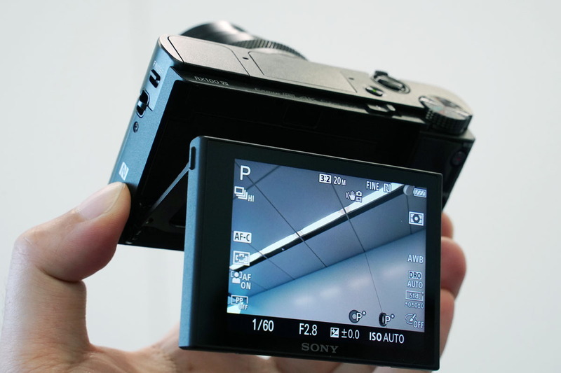 3型92万画素の液晶モニターも背面に備え、チルトに対応