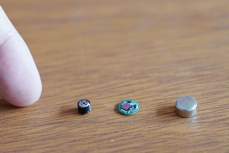 左から4mmのダイナミック型ユニット、基板、バッテリ。指先と比べると小ささがわかる