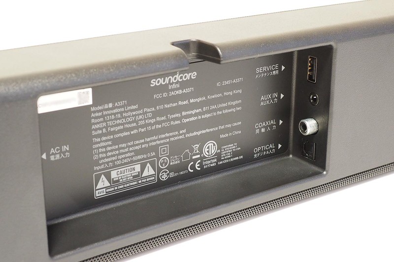 背面中央部にくぼみがあり、ここに入力端子類がまとまっている。