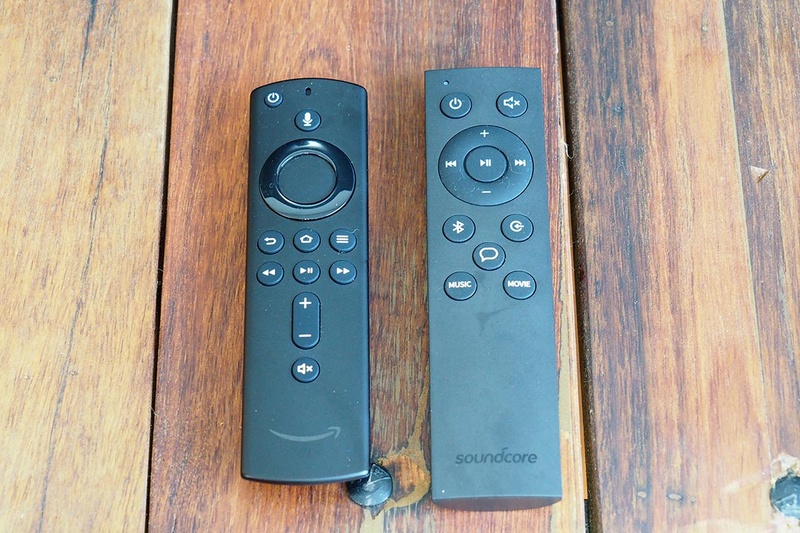 ボリューム調整やサウンドモードの設定には付属のリモコンが必須。テレビのリモコンやFireTVのリモコン(左)などではボリュームの調整ができない