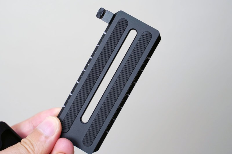 レールを抜き取るだけで簡単にカメラが取り外し可能