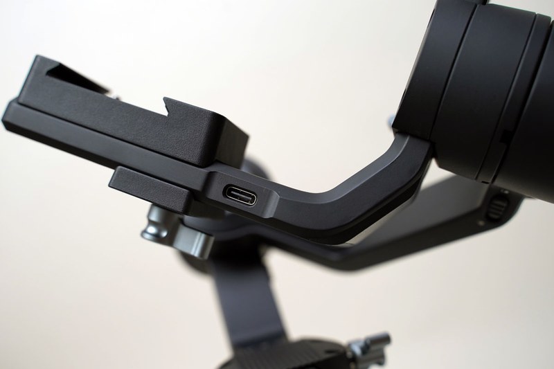 フル機能を使うにはカメラとアーム部間でケーブル接続が必要