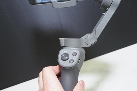 DJI Osmo Mobile スマホジンバル グレー DJI、折り畳めるスマホジンバル「Osmo Mobile 3」。片手で本格撮影