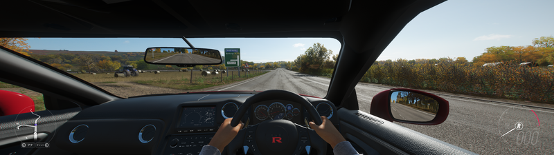 アスペクト比32:9の5,120×1,440ピクセルでの表示。運転席側のドアミラーと助手席側のダッシュボードが見えている