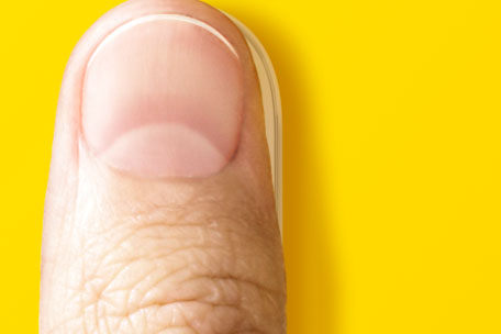 親指の向こうに、チラッと何かが見えている