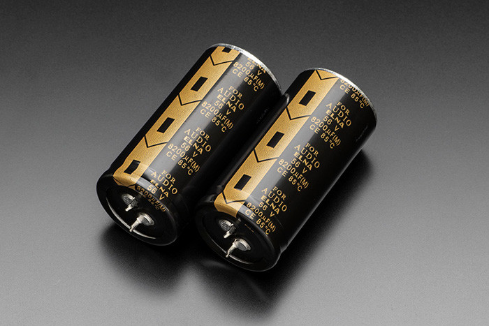 デノンカスタム仕様の大容量(8,200μF)のブロック電解コンデンサー