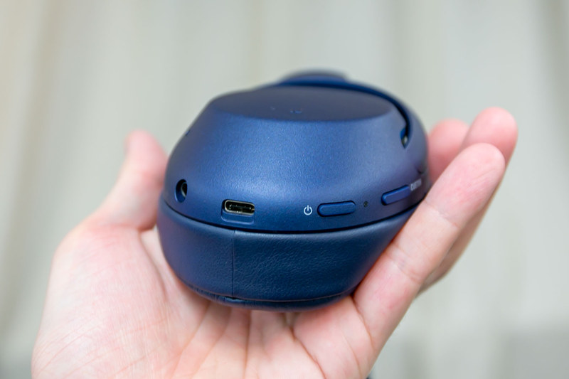 ハウジング下部に、電源とカスタムボタン、充電用USB-C、有線入力端子を備える