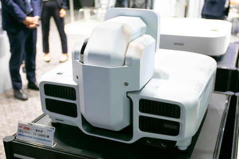 エプソン、設置性を高めた業務用レーザープロジェクタ。実売9万円の