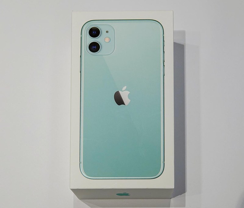 iPhone 11とiPhone 11 Pro Maxの箱。サイズや体裁はさほど以前と変わらないが、面の写真が「カメラ推し」に