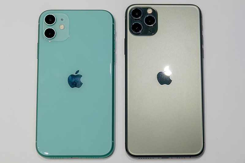 iPhone 11とiPhone 11 Pro Max。サイズ感はかなり似ている。背面からはiPhoneロゴがなくなり、リンゴマークだけに