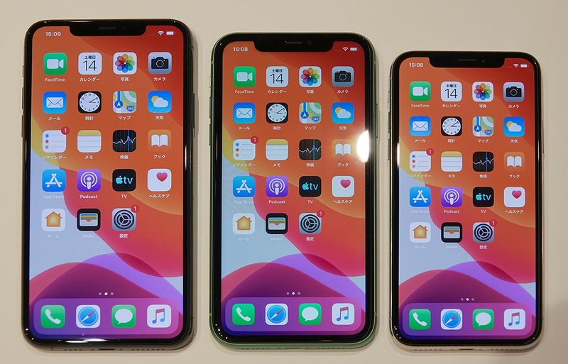 左からiPhone 11 Pro Max、iPhone 11、iPhone X