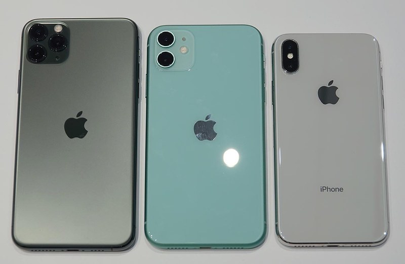 左からiPhone 11 Pro Max、iPhone 11、iPhone X