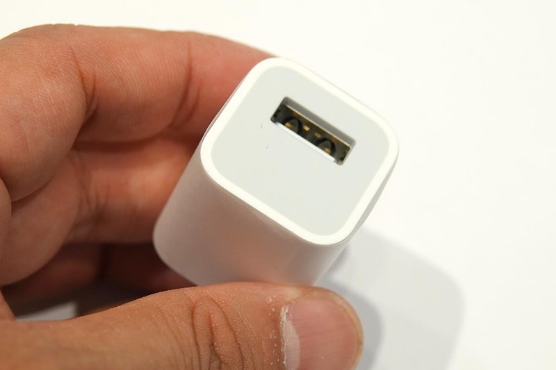 USB-Cを採用した18WタイプのACアダプターは、急速充電対応だがその分サイズが大きい