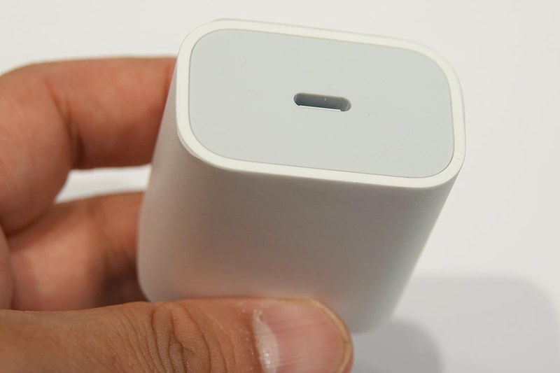 USB-Cを採用した18WタイプのACアダプターは、急速充電対応だがその分サイズが大きい