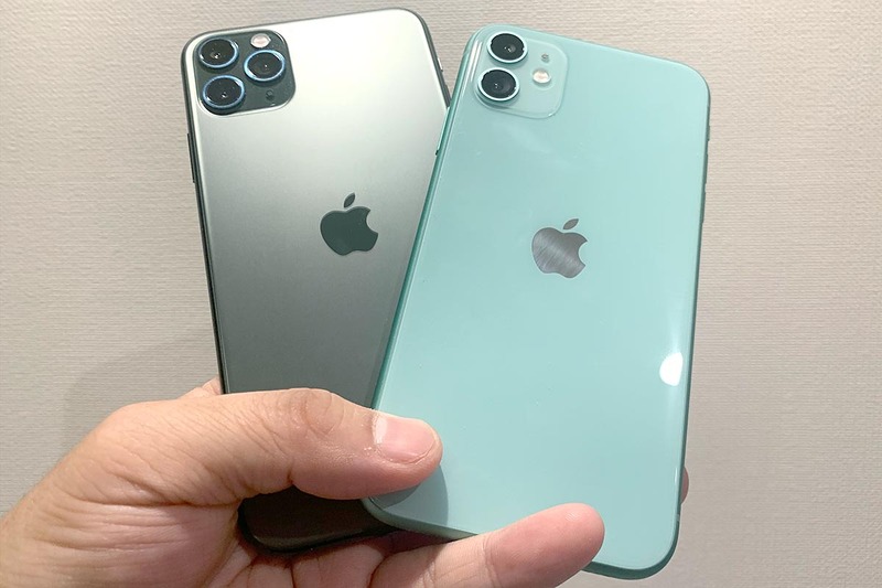 iPhone 11 Pro Max(左、ミッドナイトグリーン)とiPhone 11(右、グリーン)