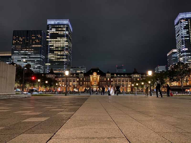 iPhone 11でのナイトモードでの撮影。夜景らしいきらびやかさがありつつ、周囲は明るい