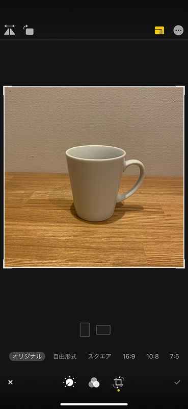 iPhone XS Maxで「スクエア」撮影した写真。1:1の画角でしかデータが残っていないので、フレームの周囲はもちろん「黒」