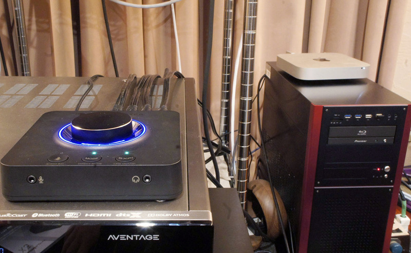 背後にあるパソコンと接続し、AVアンプのマルチチャンネル入力に接続した状態。ケーブルが短かったため、置き場所の自由度が高いのはありがたかった。