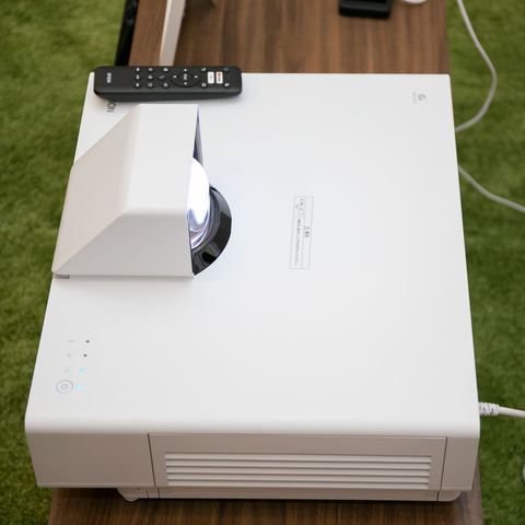 130型4K映像を壁投写するエプソンの超短焦点プロジェクタ。Android TV