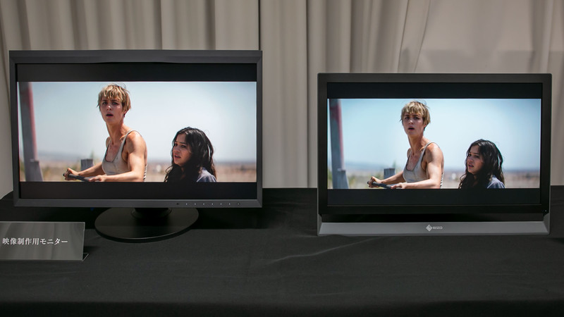 明るい環境での映像比較。写真左が「ColorEdge CG248-4K」(HDR化済み)で、右が「FORIS NOVA」