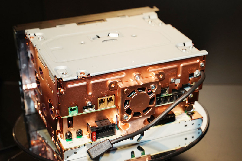 「AVIC-CL902XS II」の背面