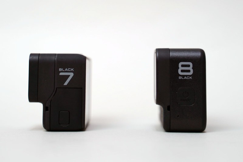 ボディ部の厚みは同じぐらいだが、レンズ部の出っ張りが少ない