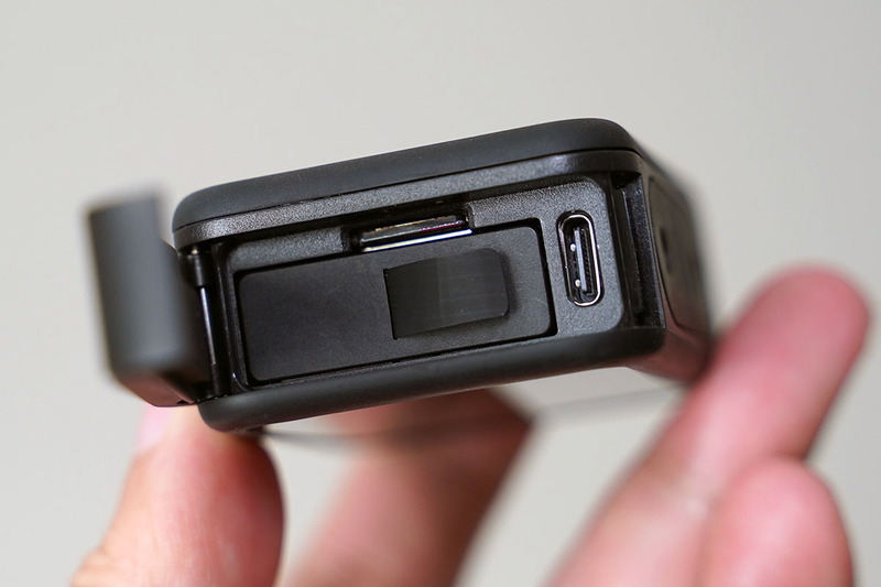 HERO8では本体左側のカバーを開けて、バッテリーとメディア、USB-C端子にアクセスする