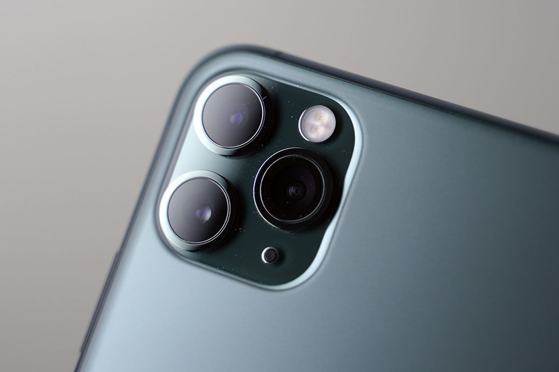 レンズはターレット状に配置されているが、回るわけではない