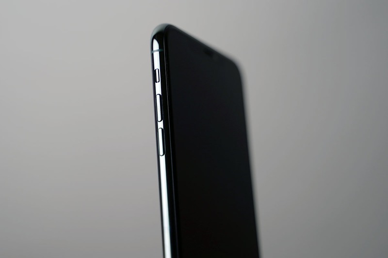 メタリックブラックのエッジがスマートさを際立たせる