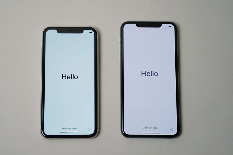 同時発売のiPhone 11(左)と比較。縦方向の長さが際立つ