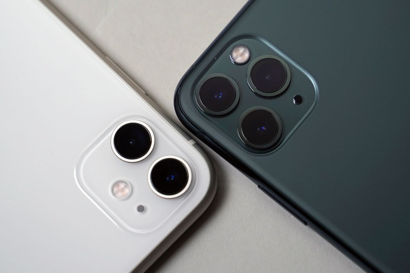 同時発売のiPhone 11(左)は2カメラ