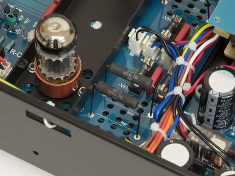 STAX、真空管方式と半導体方式のハイエンド・ドライバーユニット