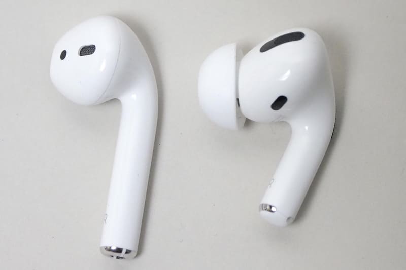 左がAirPods(第1世代)、右が新しいAirPods Pro