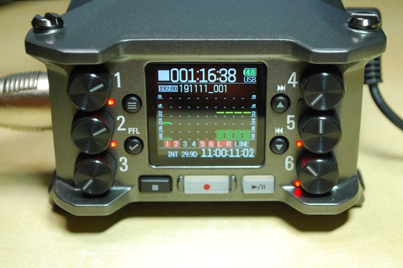 カラー液晶を備え、周りの4つのボタンで操作