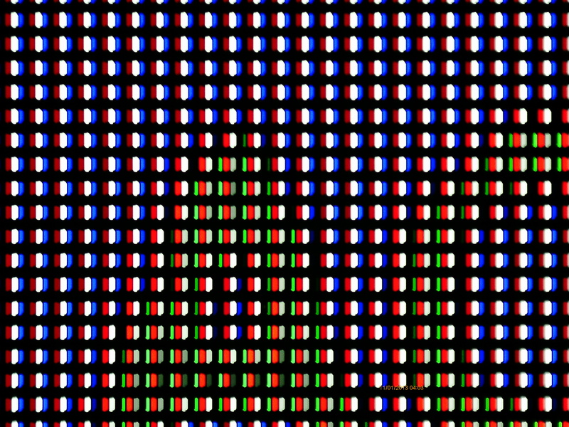 一般的な有機ELテレビに採用されているLGディスプレイ製有機ELパネルのクローズアップ写真(参考)。このように輝度を稼ぐために白色のサブピクセルがあるのが特徴である。ちなみにRGBサブピクセルも液晶パネルと同様のカラーフィルターを組み合わせることでRGB光を生成している。有機ELパネルの発光層としては白色単色なのがLGディスプレイ製有機ELパネルの特徴である