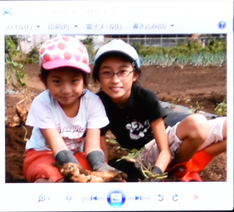 右上の画面の人物写真部分を拡大したもの。PQ22UCでは画面内に明るい輝度表現があると、別の場所にある輝度表現がここまで変わってしまうことである。HDR映像表現に関してはより深いチューニングの必要性を感じた