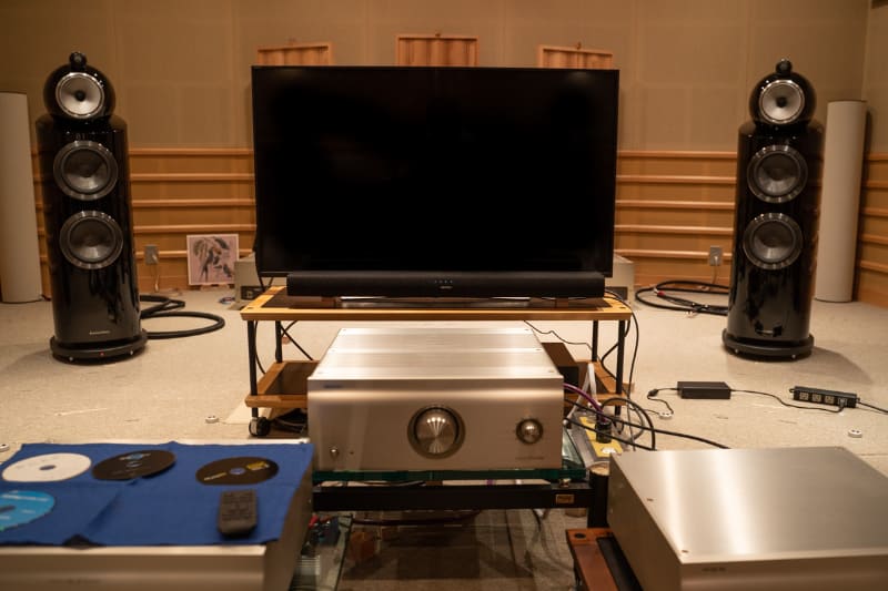 山内氏がいつも製品のチェックを行なう試聴室。Hi-Fiオーディオ機器開発と同じこの部屋で、サウンドバーもチェックされる